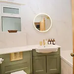 5 Caxton House Апартаменты