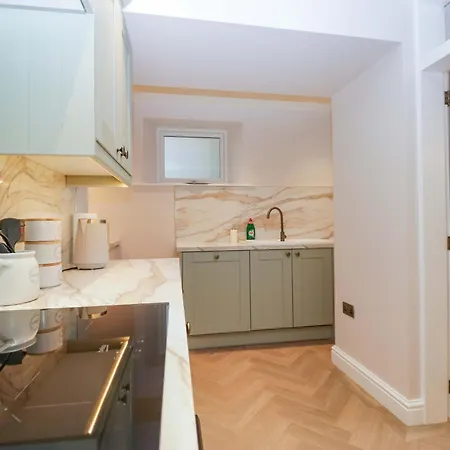 5 Caxton House *