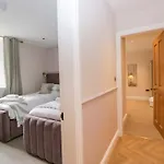 5 Caxton House Apartament *